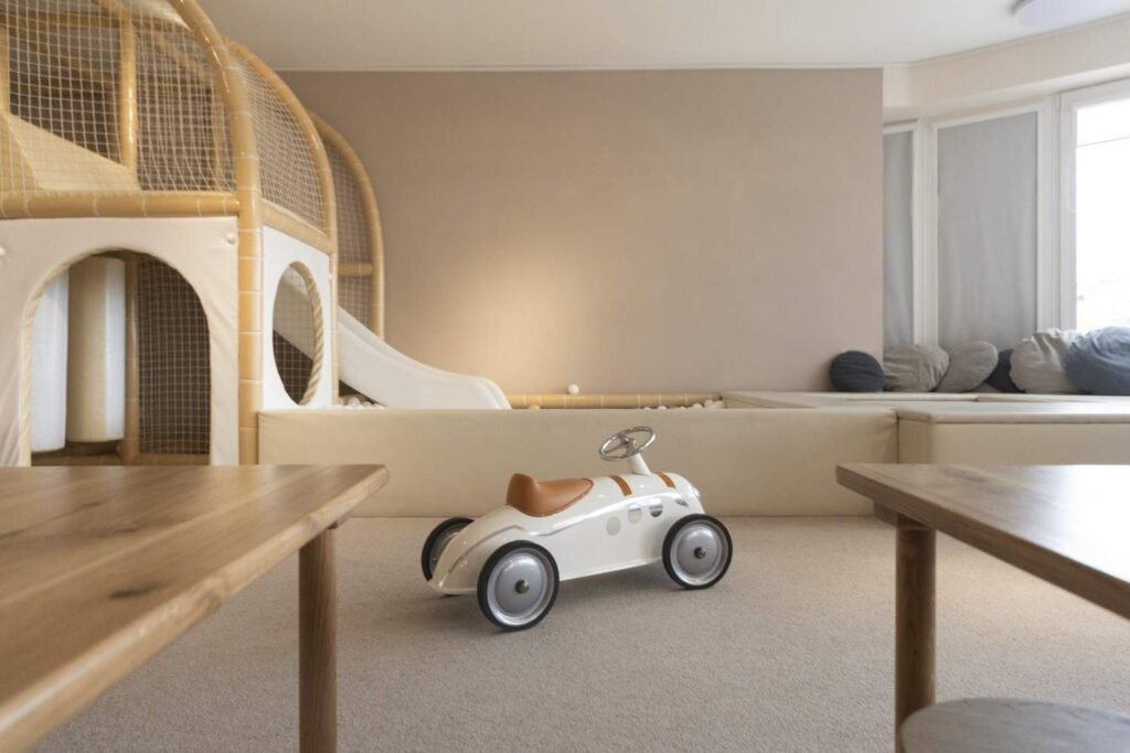 Body-Conforming Loungers for Quiet Breaks